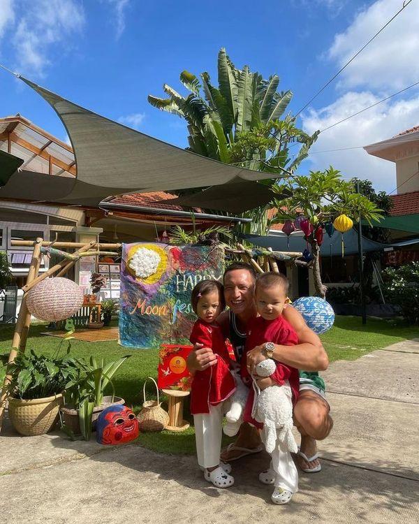 Con gái Hà Hồ mặc áo dài ra dáng tiểu thư hẳn nhờ 1 điểm-5