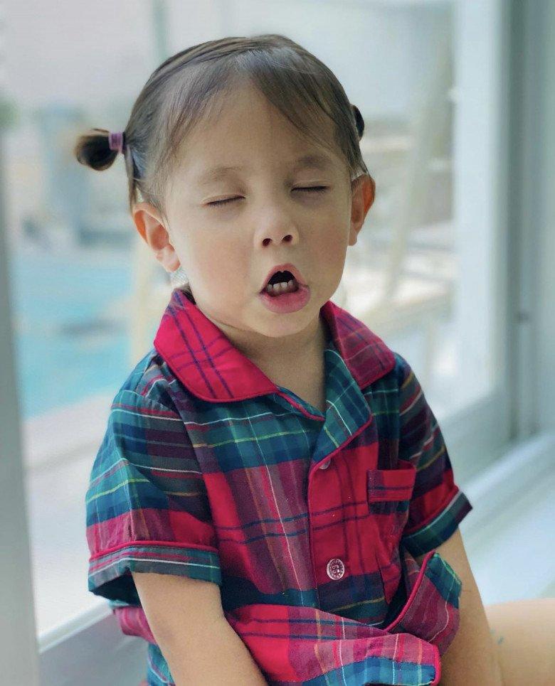 Con gái Hà Hồ mặc áo dài ra dáng tiểu thư hẳn nhờ 1 điểm-7