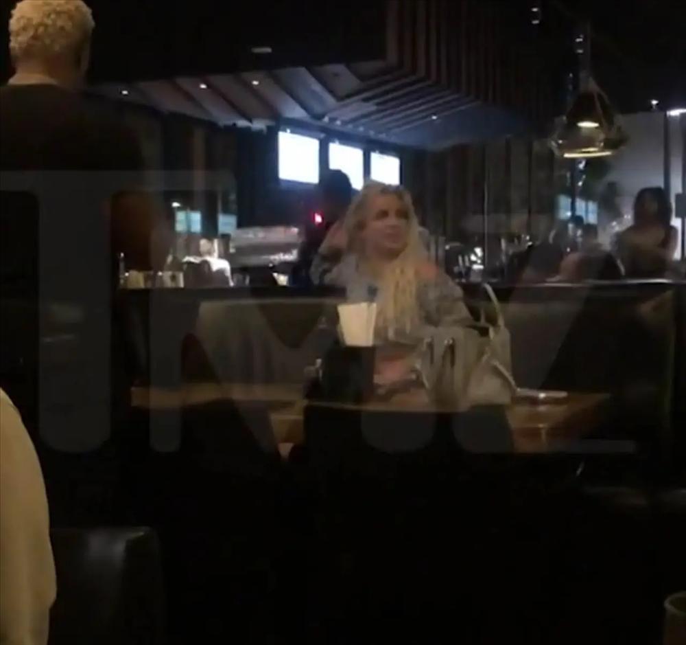 Britney Spears hành động bất thường khi bị bạn trai bỏ rơi ở nhà hàng-2