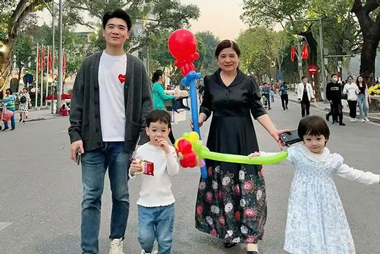Vợ và cặp cháu nội song sinh nhà bầu Hiển hiếm hoi xuất hiện