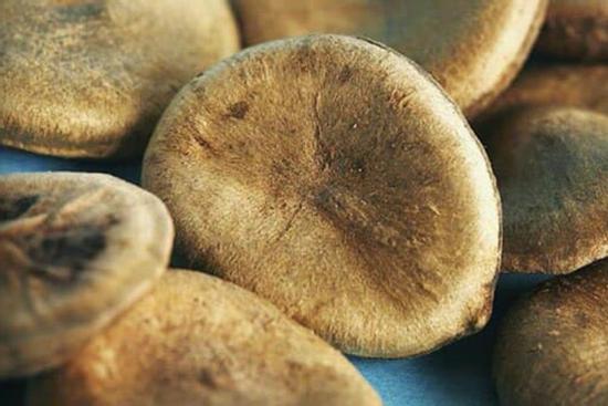 Tê cứng miệng, tay chân sau một giờ uống hạt cực độc chữa đau bụng