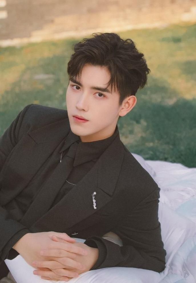 Trần Phi Vũ đau đầu lựa chọn giữa Ngu Thư Hân và tình cũ-1