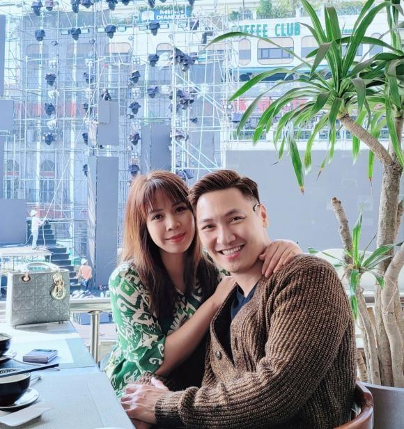 Vợ Mạnh Trường đưa các con đi sắm Tết, sắc vóc sau sinh thế nào?-6