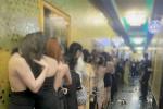 Quán karaoke có múa thoát y ở Hà Nội bị đề nghị phạt gần 200 triệu đồng-1