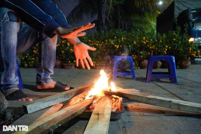 Hà Nội rét đậm, tiểu thương đốt lửa sưởi xuyên đêm trông đào, quất-1