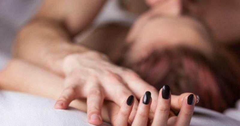 Ân ái khi đến tháng, cô gái dọa bạn trai sợ mất mật-1