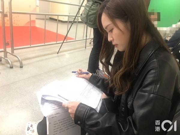 Á hậu Hong Kong 2022 làm nhân viên hậu trường ở TVB-2