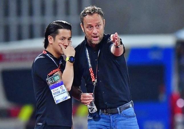 AFF xem xét phạt trợ lý HLV Thái Lan sau hành động phi thể thao-2