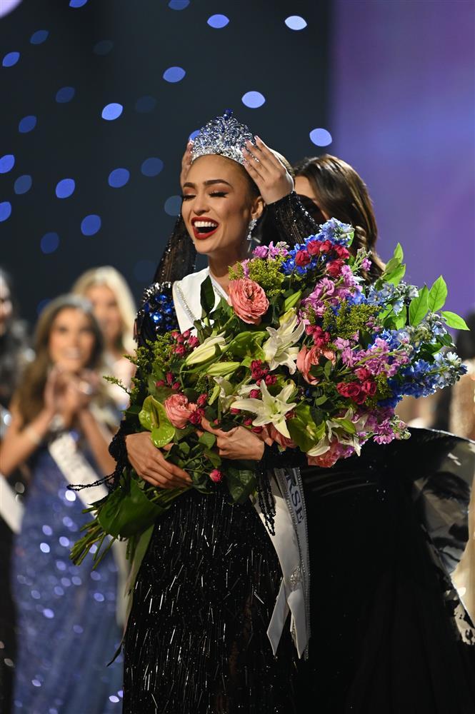 Miss Universe 2022 đăng quang với bó hoa lôi thôi-2