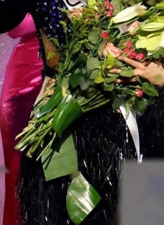 Miss Universe 2022 đăng quang với bó hoa lôi thôi-4