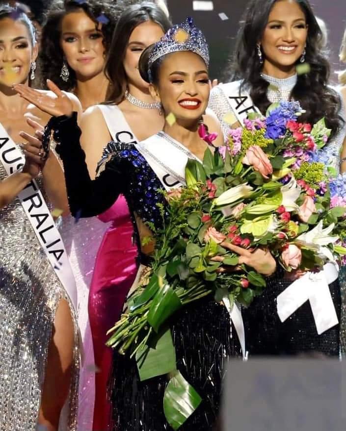 Miss Universe 2022 đăng quang với bó hoa lôi thôi-3