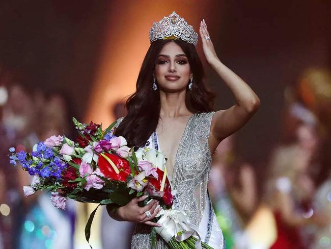 Miss Universe 2022 đăng quang với bó hoa lôi thôi-6