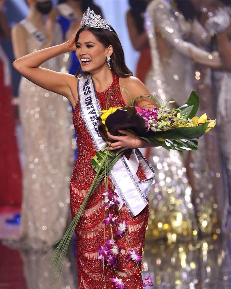 Miss Universe 2022 đăng quang với bó hoa lôi thôi-7