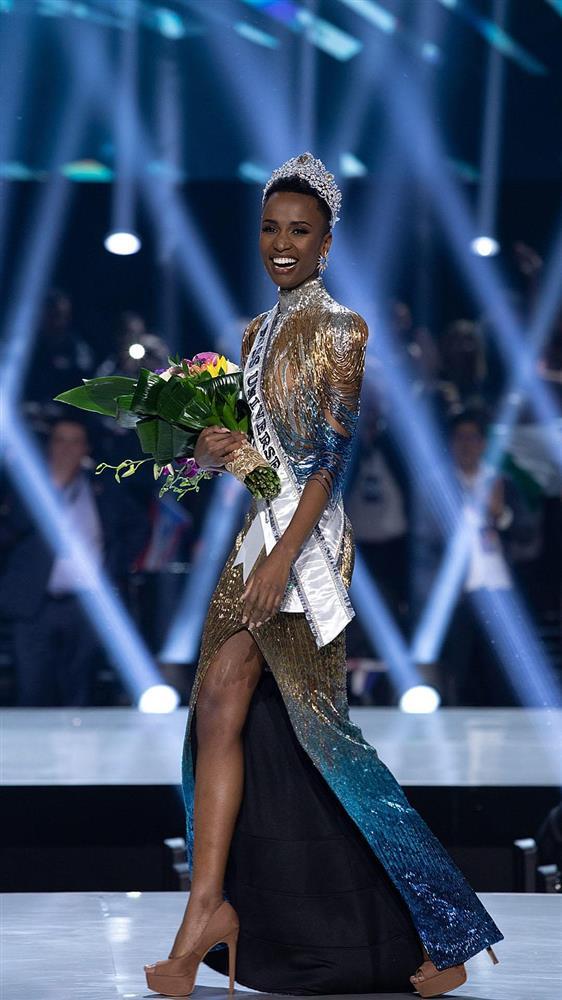 Miss Universe 2022 đăng quang với bó hoa lôi thôi-8