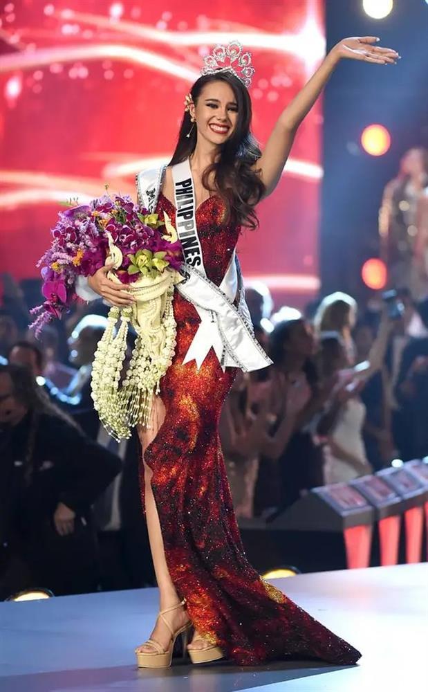 Miss Universe 2022 đăng quang với bó hoa lôi thôi-9