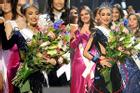 Miss Universe 2022 đăng quang với bó hoa lôi thôi