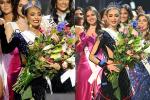 Catriona Gray khóc nghẹn khi dẫn Miss Universe, xúc động lý do-10