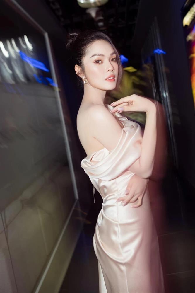 Dương Cẩm Lynh phải thanh lý đồ, không dám mặc đẹp ra đường-1