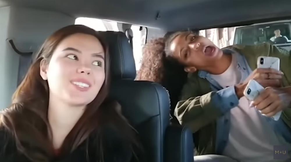 Catriona Gray khóc nghẹn khi dẫn Miss Universe, xúc động lý do-4