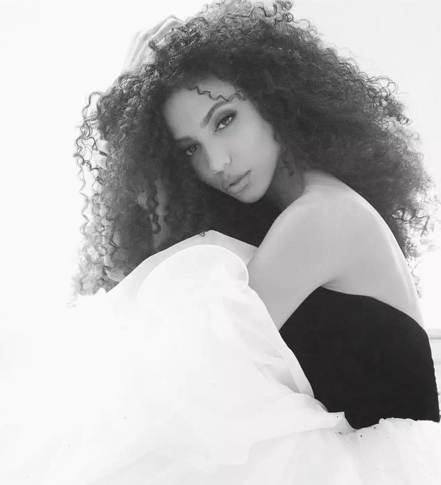 Catriona Gray khóc nghẹn khi dẫn Miss Universe, xúc động lý do-8