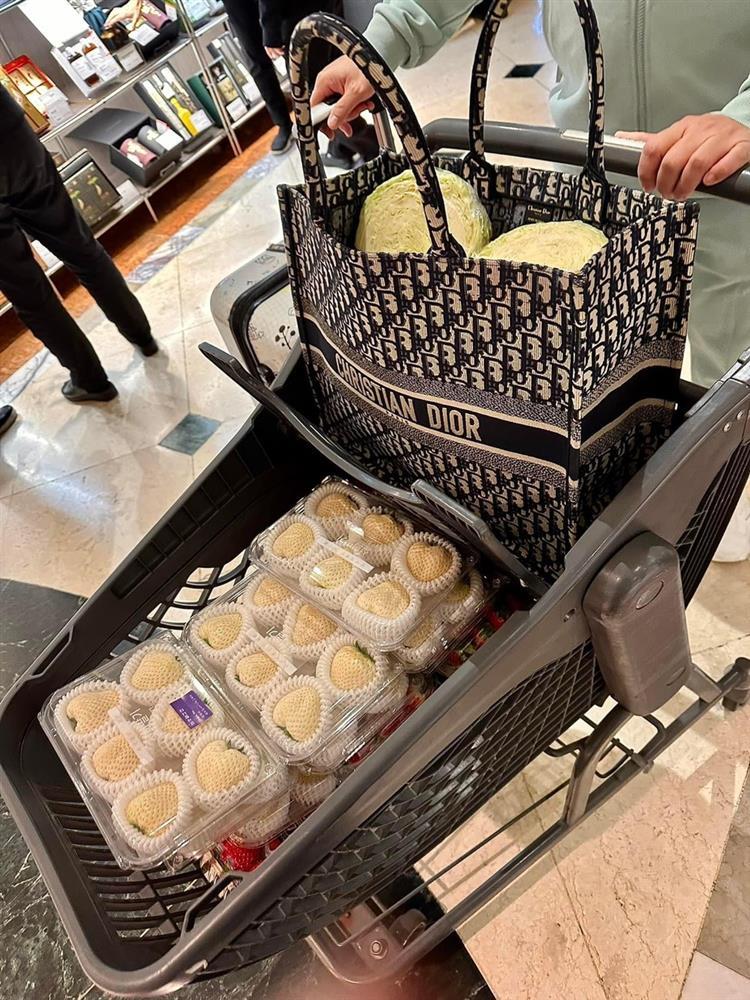 Túi xách 100 triệu thành giỏ đựng rau của Đoàn Di Băng-2