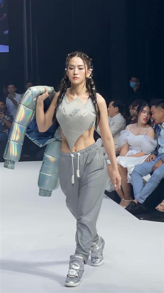 Lê Bống bị Trần Thanh Tâm kéo áo suýt ngã khi cùng làm vedette-9