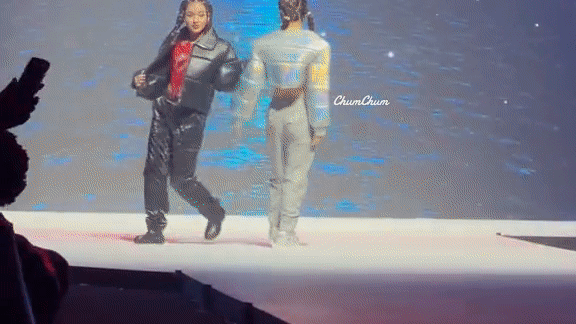 Lê Bống bị Trần Thanh Tâm kéo áo suýt ngã khi cùng làm vedette-1