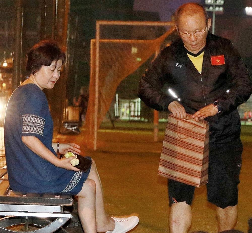 Hôn nhân bền chặt hơn 3 thập kỷ của thầy Park và vợ-5