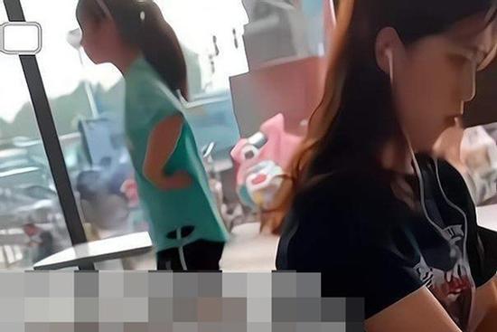 Bố đơn thân đi xem mắt tái hôn, vừa thấy đối phương mặt mày tái mét