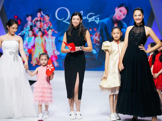 Hương Giang mang con gái lên sàn diễn, bất ngờ ngoại hình-2