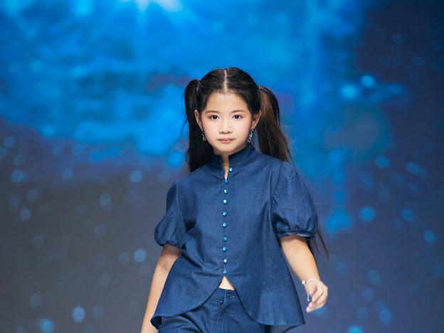 Hương Giang mang con gái lên sàn diễn, bất ngờ ngoại hình-4