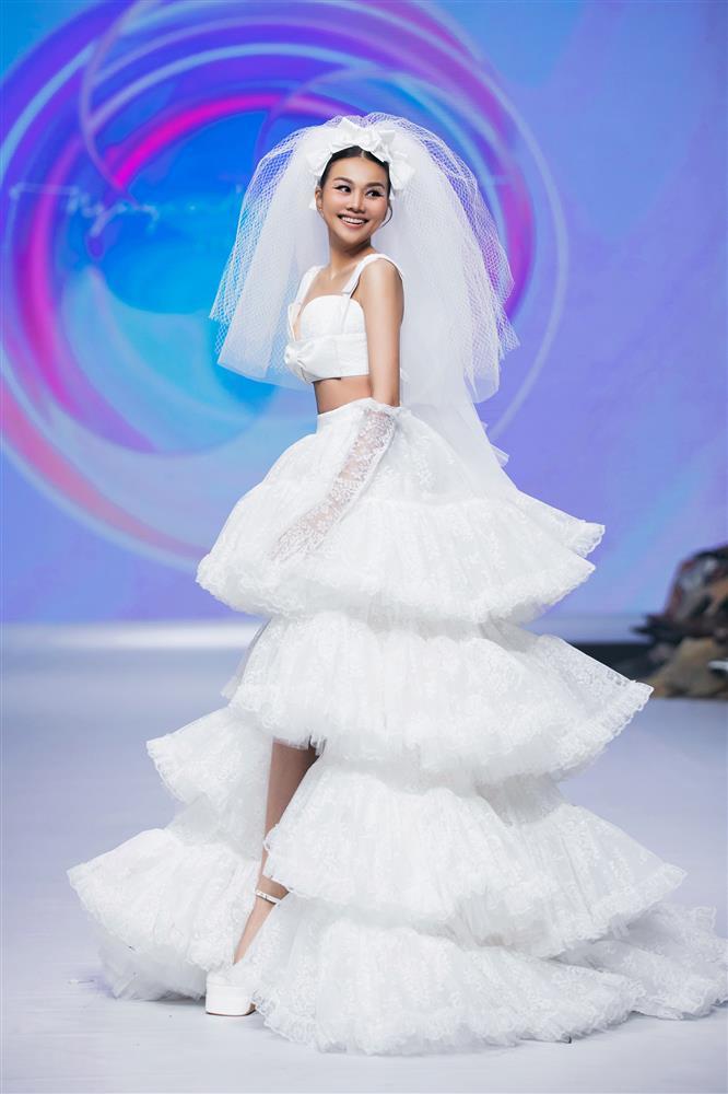 Hương Giang mang con gái lên sàn diễn, bất ngờ ngoại hình-21