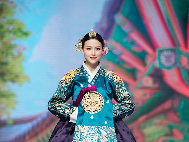 Hương Giang mang con gái lên sàn diễn, bất ngờ ngoại hình-11