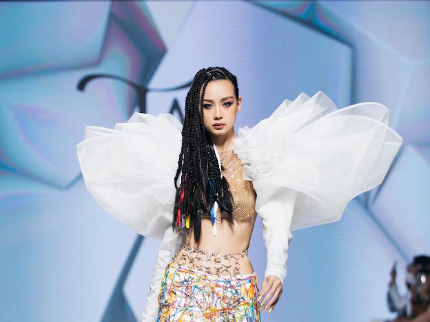 Hương Giang mang con gái lên sàn diễn, bất ngờ ngoại hình-19