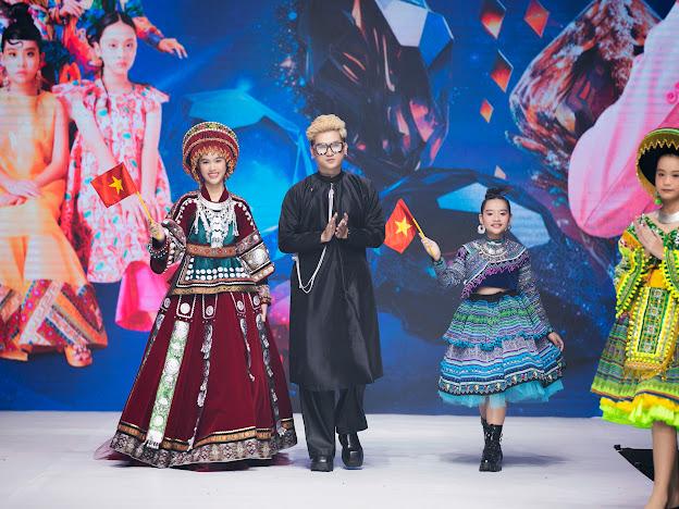 Hương Giang mang con gái lên sàn diễn, bất ngờ ngoại hình-14