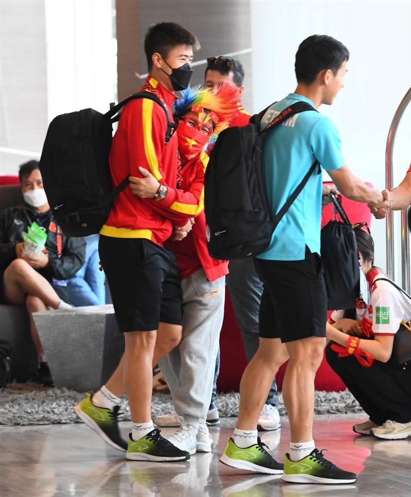 Mẹ Quang Hải ôm con động viên trước trận quyết đấu với Thái Lan-2