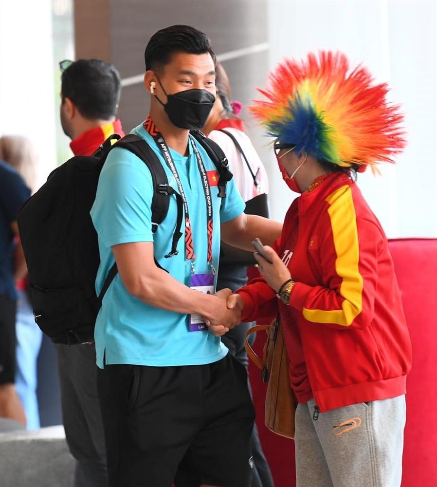 Mẹ Quang Hải ôm con động viên trước trận quyết đấu với Thái Lan-3