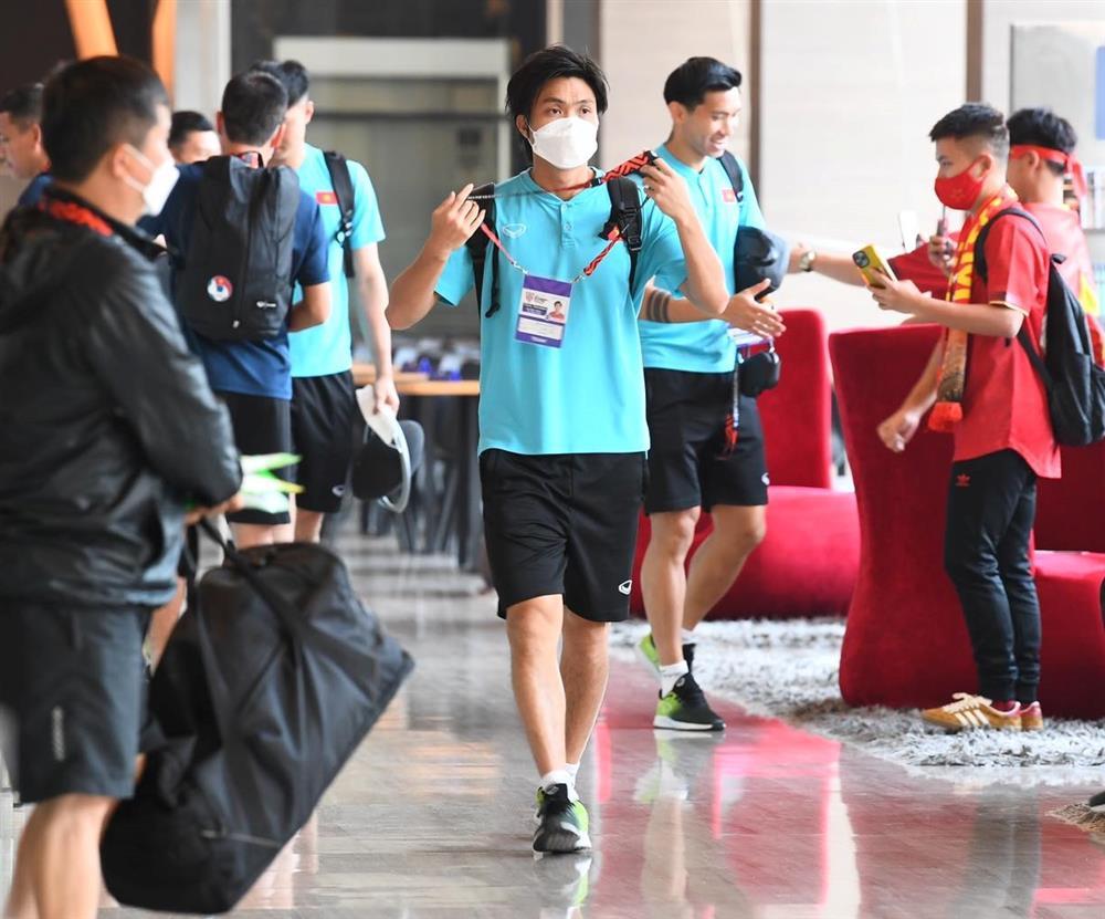 Mẹ Quang Hải ôm con động viên trước trận quyết đấu với Thái Lan-4