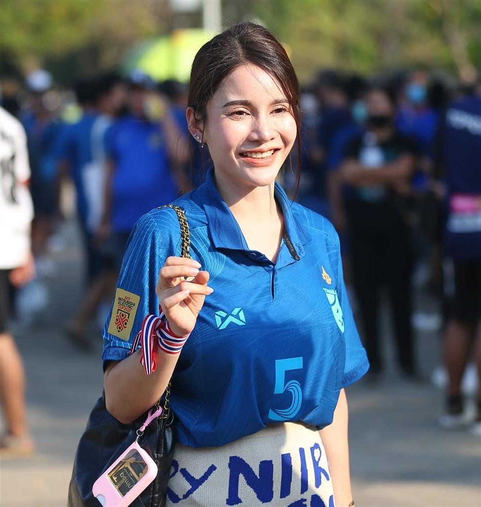 Mẹ Quang Hải ôm con động viên trước trận quyết đấu với Thái Lan-8