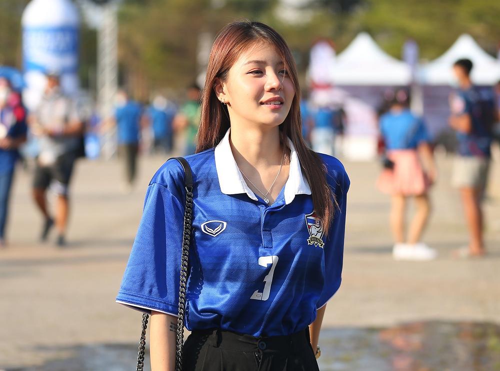 Mẹ Quang Hải ôm con động viên trước trận quyết đấu với Thái Lan-9