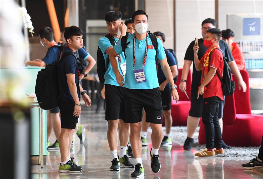 Mẹ Quang Hải ôm con động viên trước trận quyết đấu với Thái Lan-6