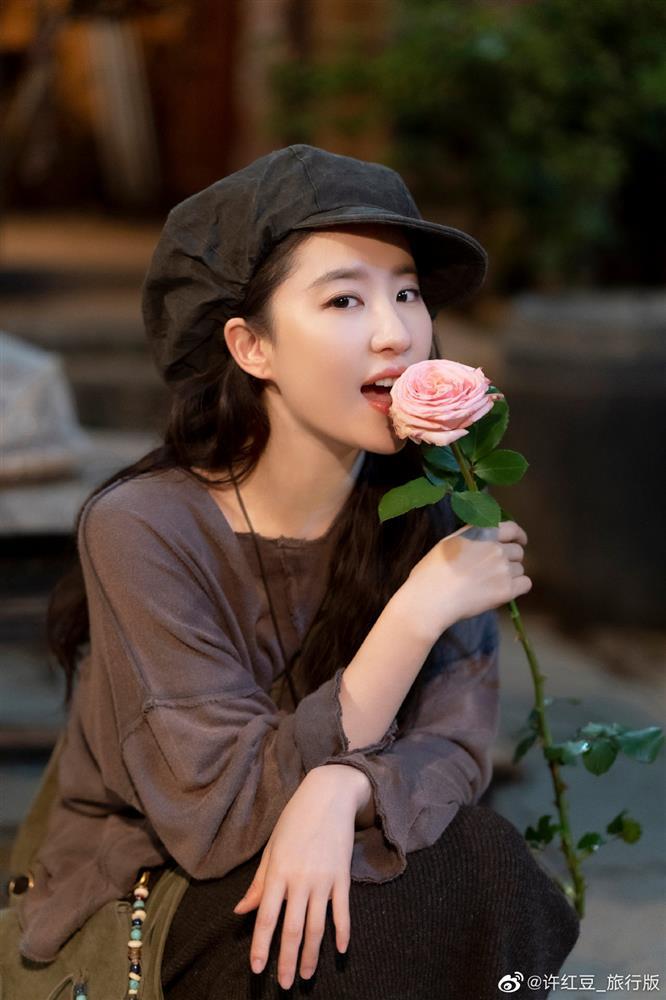 Lưu Diệc Phi diện style thôn nữ vẫn hút mắt, có phụ kiện chưa tới 10k-5