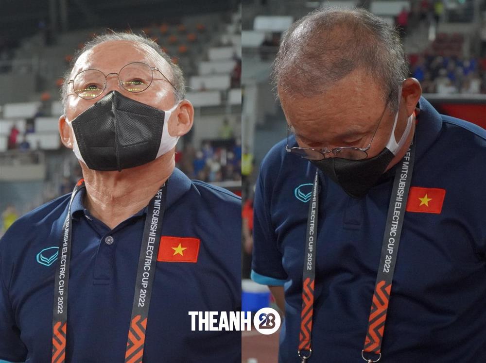 CĐV Việt xót xa nhìn thầy Park cúi đầu buồn bã khi thua Thái Lan-1