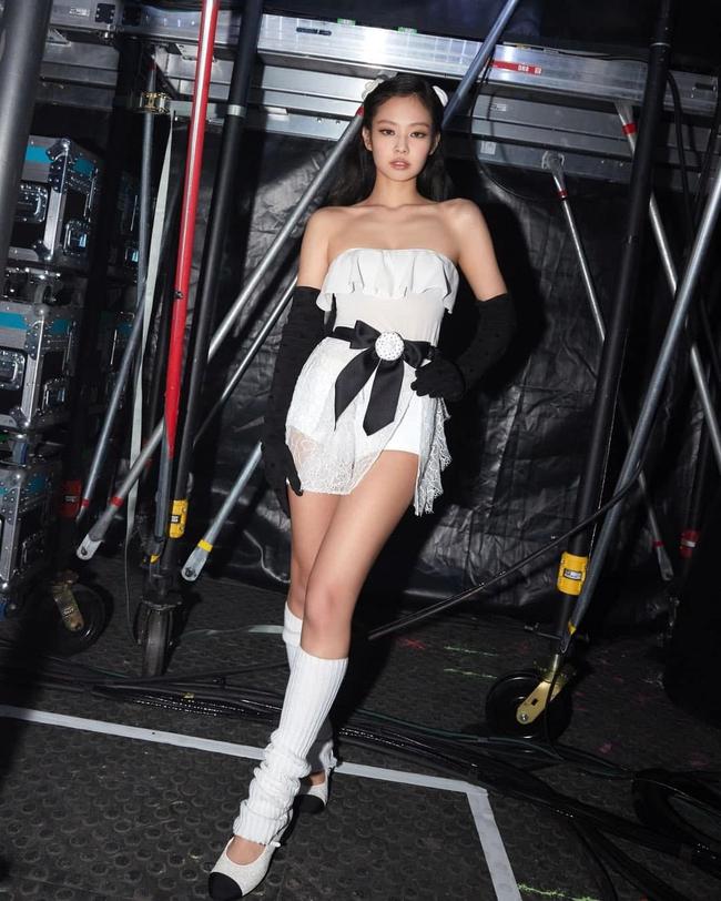 Jennie BLACKPINK: Đổi đồ không ngại hở bạo, vũ đạo quyến rũ tranh cãi-2
