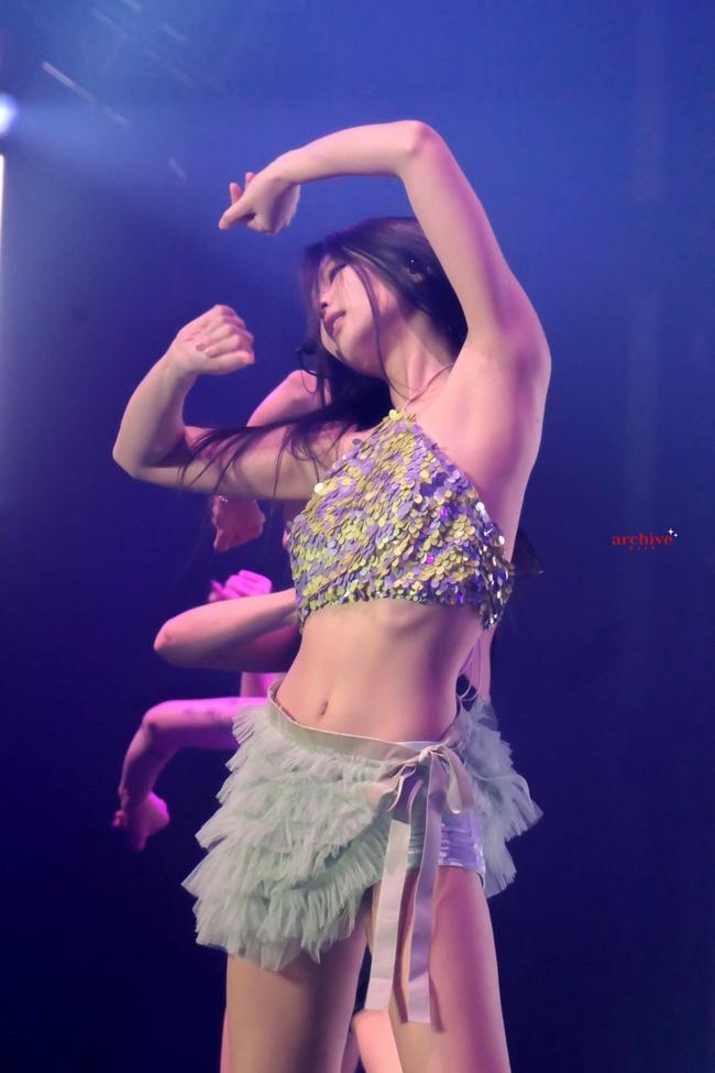 Jennie BLACKPINK: Đổi đồ không ngại hở bạo, vũ đạo quyến rũ tranh cãi-4