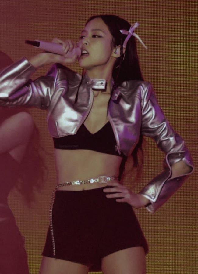 Jennie BLACKPINK: Đổi đồ không ngại hở bạo, vũ đạo quyến rũ tranh cãi-7