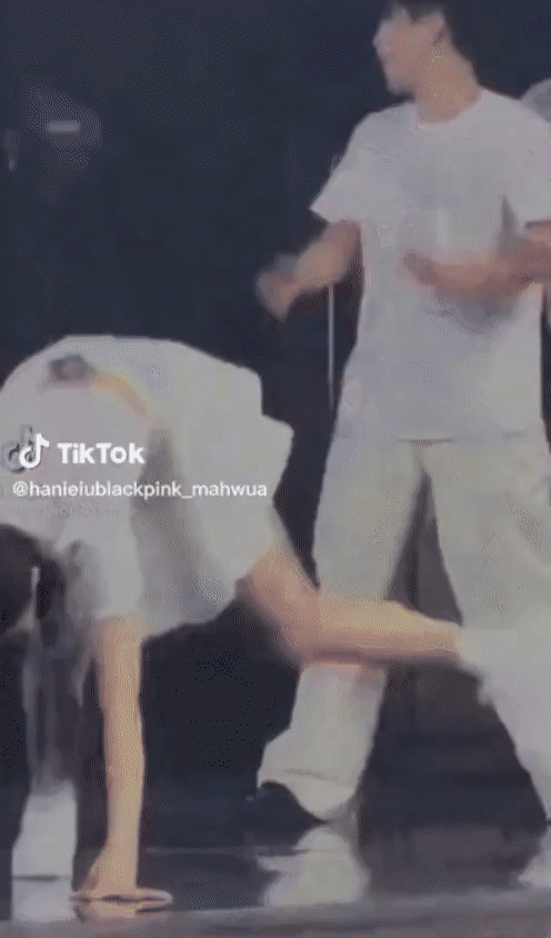 Jennie BLACKPINK: Đổi đồ không ngại hở bạo, vũ đạo quyến rũ tranh cãi-6