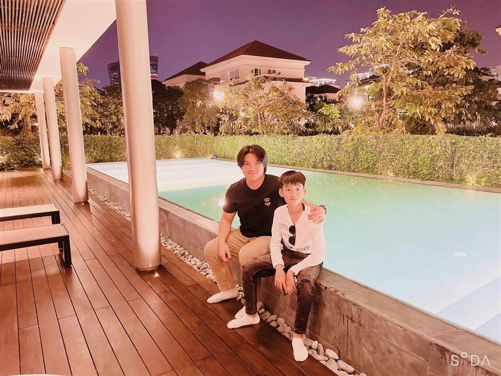 2 con Đức Huy check-in biệt thự mới cực sang chảnh-1