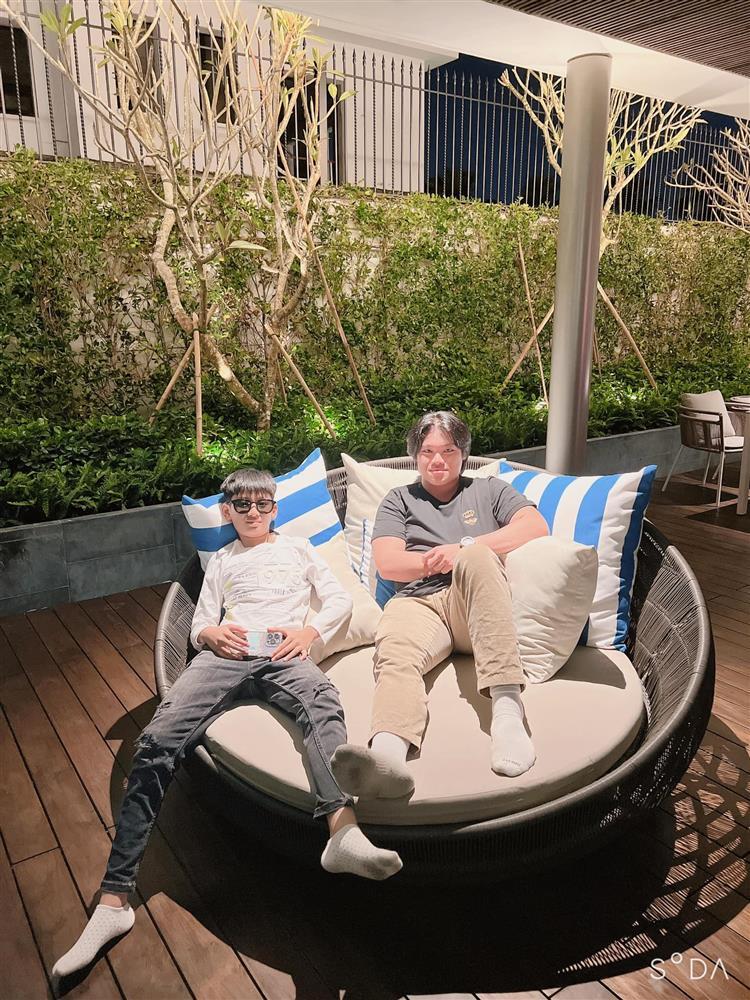 2 con Đức Huy check-in biệt thự mới cực sang chảnh-2