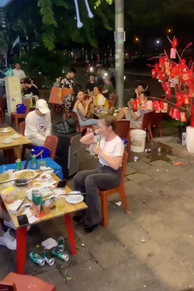 Nữ ca sĩ hát bằng loa kẹo kéo mà cả phố xôn xao, netizen nổi da gà-1